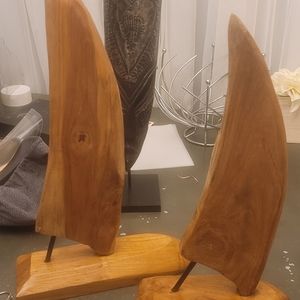 2 wooden sculpted boats